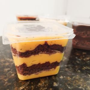 imagem do produto Bolo de pote - Massa de Chocolate, recheio de Maracujá e Brigadeiro