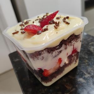 imagem do produto Bolo de pote - Massa de Chocolate, recheio de Ninho e Morangos