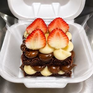 imagem do produto Brownie de Chocolate com Ninho e Morangos