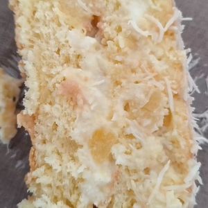 imagem do produto Bolo abacaxi com coco cortado em uma boa Fatia