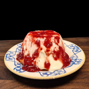 imagem do produto MINI BOLO VULCÃO RECHEIO DE CHEESECAKE E GELEIA DE MORANGO