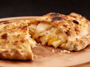 imagem do produto >> Fogazza Quatro Queijos << Gigante Aprox 650 Gramas