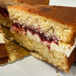 imagem do produto Fatia de bolo mousse de ninho com geleia de morango