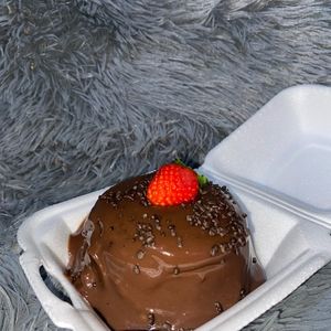 imagem do produto Bolo vulcão: Massa do bolo: chocolate Recheio: brigadeiro tradicional com morango 