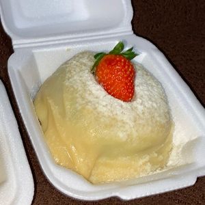 imagem do produto Bolo vulcão: Massa do bolo: chocolate Recheio: brigadeiro branco com morango
