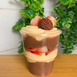 imagem do produto Copo Duo de Brigadeiros com Morango