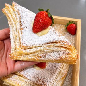 imagem do produto Pastel folhado de creme e morango