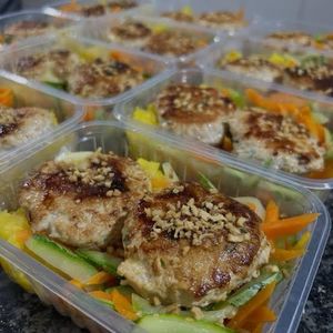 imagem do produto Hambúrguer de frango caseiro, creme de milho, arroz, legumes