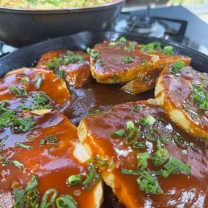 imagem do produto Lombo ao molho Barbecue com cebola roxa 