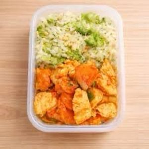 imagem do produto Cubos de frango com creme de abóbora, arroz de brócolis 