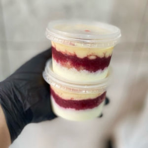 imagem do produto  BOLO NO POTE DUPLO NINHO COM GELEIA DE MORANGO