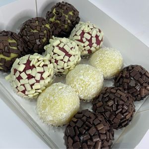 imagem do produto Caixa 12 brigadeiros sortidos 