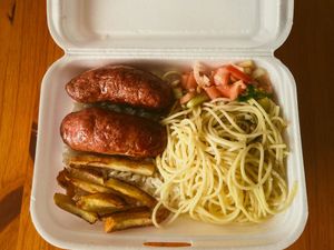 imagem do produto Marmitex Linguiça Toscana  Feijão Arroz Farofa Macarrão Batata Vinagrete