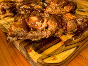 imagem do produto 5 pães de alho Costela  com Barbecue 800g c osso , Vinagrete, Farofa Serve até 4