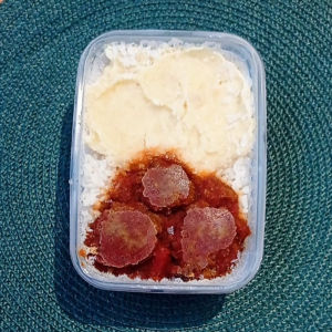 imagem do produto Arroz, feijão, almôndegas de proteína de soja e purê de batata