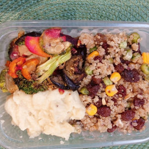 imagem do produto quinoa festiva, homus de batata doce e legumes assados