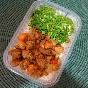 imagem do produto arroz, feijão, proteína de soja com legumes e couve