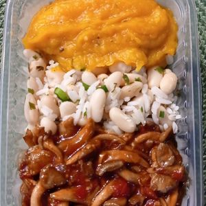 imagem do produto Arroz com feijão branco, purê de abóbora com leite de coco e sálvia e ragu de cogumelos
