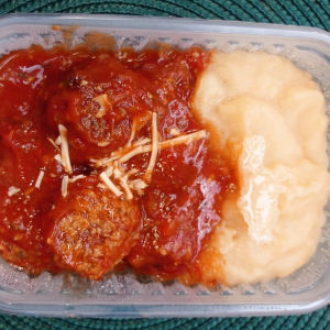 imagem do produto Almôndegas de soja ao molho sugo + purê de batatas