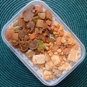 imagem do produto Arroz, feijão, proteina de soja, legumes refogados e farofa