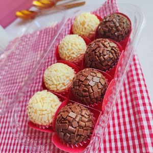 imagem do produto Bandeja com 8 doces de ninho e chocolate 