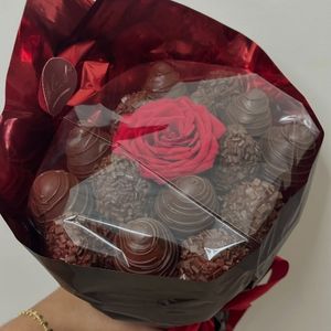 imagem do produto Buquê de morangos com rosa natural n99