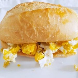 imagem do produto Pão com ovos mexidos e requeijão 