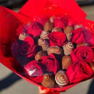 imagem do produto Buquê de rosas e morangos n0078
