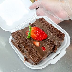 imagem do produto Bolo de Chocolate com morango 🍓