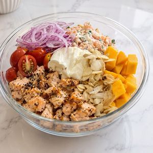 imagem do produto Poke de salmão GRELHADO e tilápia marinado no limão e cream cheese.