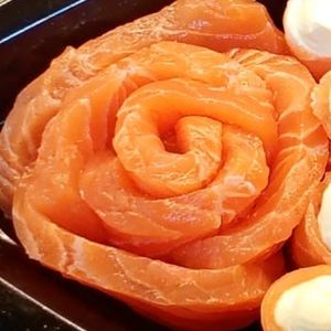 imagem do produto Sashimi de salmão fresco(flor) - 6und..