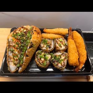 imagem do produto Combo hot 10 peças experiência- 1 temake hot partido, 4 sushi hot, 2 camarão GG e 2 camarão M 