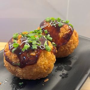 imagem do produto  Bolinho de salmão grelhado e catupiry combo com 2 unidades. 