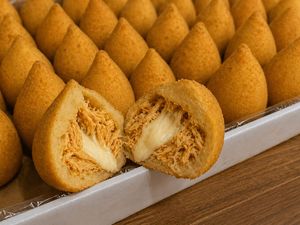 imagem do produto Coxinha de frango com Catupiry bandeja com 30 unidades