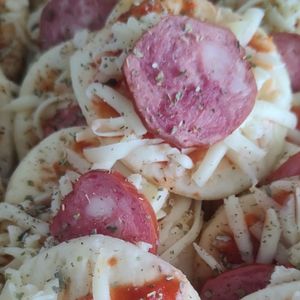 imagem do produto Cento de Mini pizza variados de frango, calabresa e presunto com mussarela
