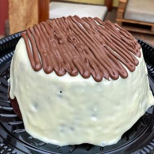 imagem do produto Bolo de chocolate nobre 50% cacau com cobertura de Ninho com Nutella 
