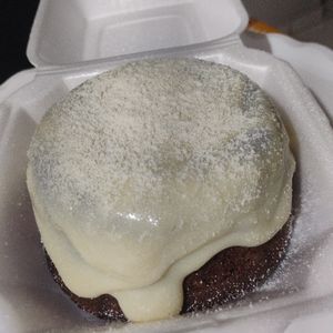 imagem do produto Bolo de Chocolate com cobertura de brigadeiro branco 