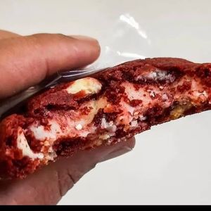 imagem do produto Cookie de Red Velvet com brigadeiro de Cream Cheese