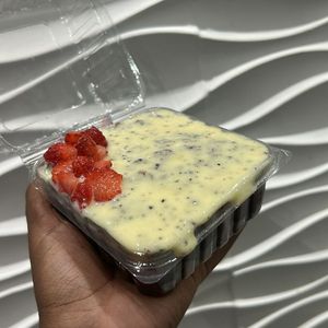 imagem do produto Bolo de chocolate c/ musse de maracuja e morango 