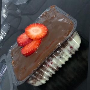 imagem do produto Bolo de chocolate/c recheio de maracuja / brigadeiro e morango