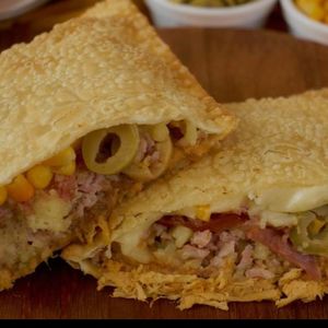 imagem do produto pastel de carne de panela c/ queijo e azeitona