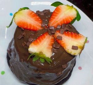 imagem do produto Mini bolo vulcão brigadeirão com morango