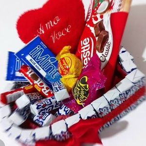 imagem do produto Cesta de coração feita com chocolates