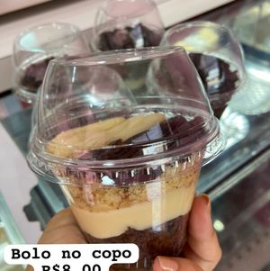 imagem do produto bolo no copo bem casado