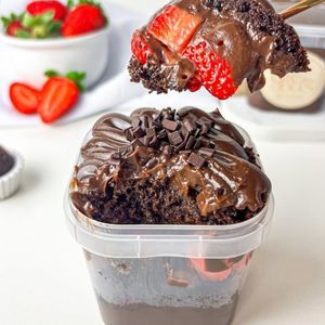 imagem do produto Bolo no Pote de Chocolate C/ Morango 250g