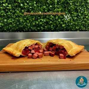 imagem do produto Pastel de calabresa na chapa com molho de pimenta