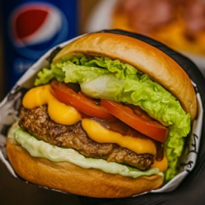 imagem do produto Smash+ Batata frita com molho cheddar e calabresa+ Maionese verde+ Lata de refri