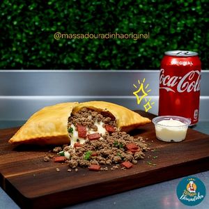 imagem do produto Pastel de carne moída com iscas de calabresa e queijo muçarela