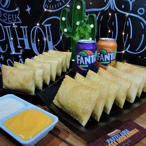 imagem do produto Porção de pastéis mini pra galera +3 latas de refri