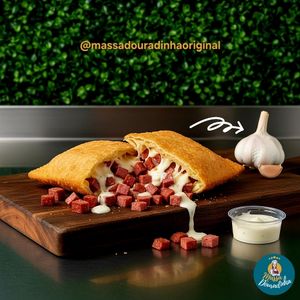 imagem do produto Pastel de calabresa na chapa com molho de alho e queijo muçarela